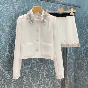 Tweedeksels designer merk Miu Miao's witte pakjasje, handgemaakte bezaaid met diamanten, veelzijdige half rok, A-lijn rokset, tweedelige lente nieuwe stijl bysj