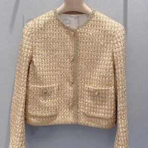 Tweedelige kledingontwerpermerk Miu Style Shiny Silk Gold Short Suit Jack Woven en Patchwork Slim Fit Top voor Socialite Design Sense Cardigan voor vrouwen in de winter Rebc
