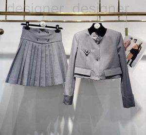 Tweedelige kledingontwerper Gloednieuwe PRA Elegante leeftijd Vermindering van woon -pendelende driehoek korte jas met hoge taille geplooide rok set 4u5y