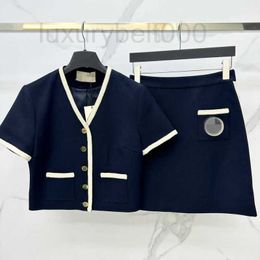 Vestido de dos piezas diseñador Contraste con cuello en v patchwork top corto + media falda temperamento casual, moderno, simple y elegante, conjunto blanco azul oscuro PJI4