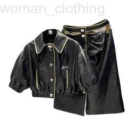 Robe deux pièces Designer Correct Edition Manteau court en peau de mouton en cuir avec bandes suspendues Demi-jupe creuse Ensemble 100% OUV1