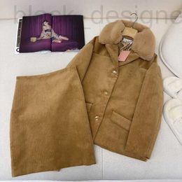 Diseñador de vestidos de dos piezas Principios de primavera, Nueva Nanyou Miu puede ser dulce, salada y reductora de edad, chaqueta de retales estilo niña con nalgas, media falda, conjunto de pana YHN1