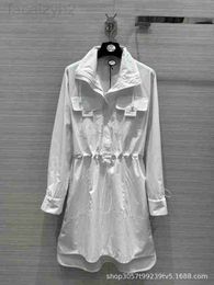 Vestido de dos piezas, versión correcta del diseñador de la familia F de la serie baguette del 25 aniversario de principios de primavera, nueva falda de camisa larga blanca con cuello alto con media cremallera