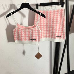 Vestido de dos piezas Diseñador Ladylike Plaid Mujeres Camisola Falda Bordado Carta Chaleco Paquete de cintura alta Hip Sexy Knit Shirt Set F50O