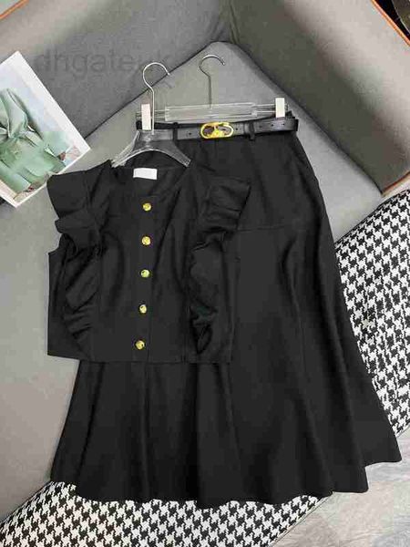 Deux pièces de robe Designer Luxury Femmes 2024 Nouvelle jupe à tarte pour femmes décontractées Sweats-shirts à poitrine simple A-Line Long Long With Belt