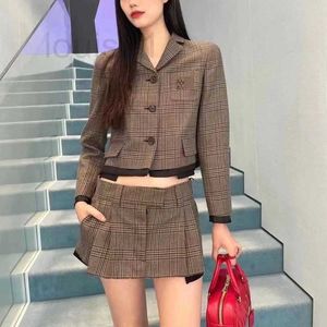 Robe deux pièces de styliste Mi Miao Family * 23ss, nouveau modèle, manteau à col court pour femmes + jupe plissée taille haute, ensemble DL0M