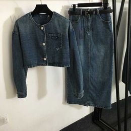 Robe deux pièces Designer Nouvel ensemble de boutons en strass, col rond, veste en jean à manches longues + fesses enveloppées, jupe en jean taille haute avec ceinture P563