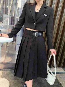 Designer de robes à deux pièces P Triangle inversé en nylon étendu haute taille pliped jupe académie demi-longueur pour les femmes GGF5