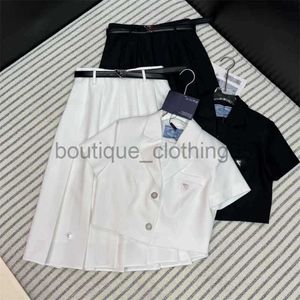 Falda de diseñador de vestimenta de dos piezas 2024 Nuevo cinturón de hebilla Flip Collar Soort Top+Plated Skirt Traje SkinT Dos piezas Sets