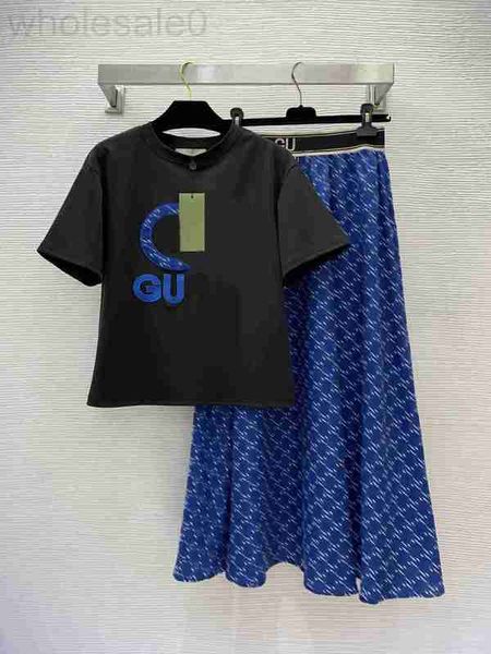 Vestido de dos piezas Faldas de diseñador Conjunto de dos piezas Tallas grandes Ropa para mujer Manga corta Camiseta negra Estampado de flores antiguas Dobladillo grande Falda larga azul Conjuntos de ropa para mujer Y8MS