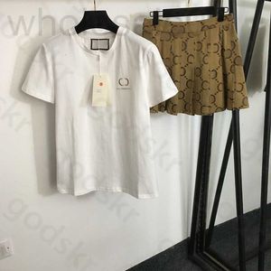 Tweedelige jurk ontwerper vrouwen borduren T-shirt minirok mode casual geplooide korte rok eenvoudige losse blouse set CVLF