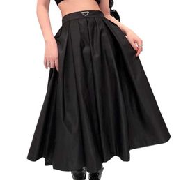 Vestido de dos piezas Diseñador Vestido para mujer Moda Re-nylon Vestidos casuales Verano Falda súper grande Mostrar pantalones delgados Faldas de fiesta Negro Ropa de mujer Tamaño S-L W100
