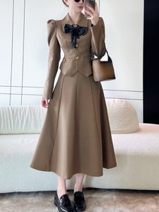 Tweede stuk jurk elegante 2 -delige jurk set vrouw lange mouw crop tops slanke casual pure kleur midi rok retro herfst Koreaans pak vrouw 230320