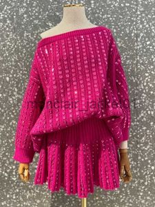 Vestido de dos piezas Calle alta más nuevo 2023 F / W Diseñador de moda Suéter Mujer Slash Cuello Glitter Lentejuelas con cuentas Suéter Mini falda J231011