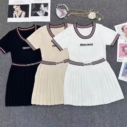 Dos prendas de vestido de dos piezas Mujeres de tejedoras Tops Faldas Juego de diseñadores de lujo Contraste Camas de falda plisada