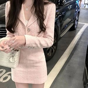 Robe de deux pièces Veste en tweed crantée coréenne Blazer rose Mini jupe à carreaux Ensembles de deux pièces Tenues pour femmes Automne Hiver Vêtements Costumes 231215