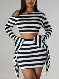 Robe en deux pièces LW Plus Femmes Hobe 2023 Automne Nouveau Crop Top Zebra rayé Épaule inclinée à volants à franges frangés Mini jupe Set Y240508