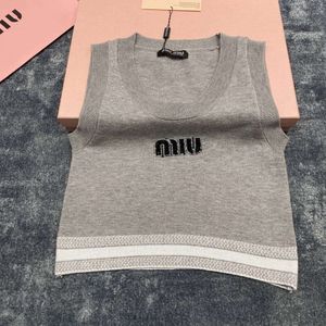 Tweedelige kleding MI24 Girl Style zware industrie driedimensionale letter decoratie kleur blokkeer ontwerp mouwloos kort gebreide vest