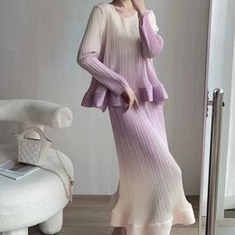 Robe deux pièces Costume plissé de style Miyake pour femmes 2023 Été haut de gamme et à la mode décontracté lâche dégradé couleur haut jupe 2 ensemble 230830