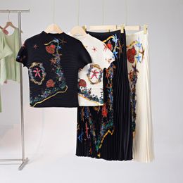 Robe à deux pièces plissée 2 pièces Set Femme's à manches courtes à manches courtes hautes T-shirts imprimés vintage High Elastic Wair Long Jirt Suit 2024