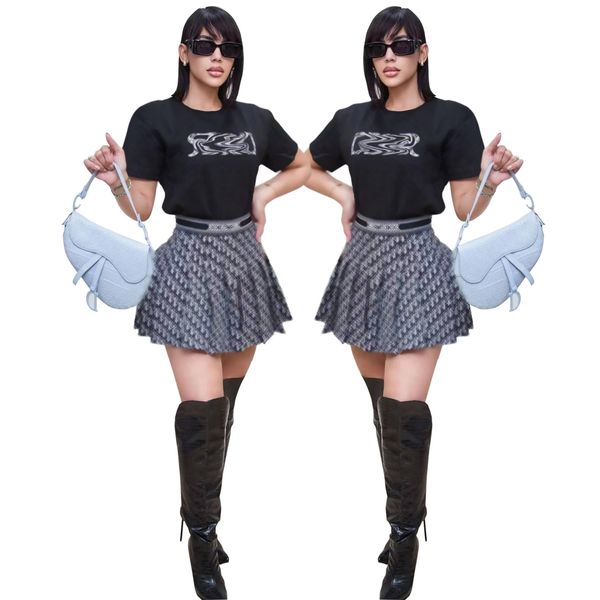 Dos atuendos de dos piezas Mujeres Camiseta de manga corta y mini falda