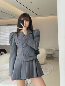 Tweede stuk jurk preppy stijl geplooide rokpak vrouwen Koreaanse mode bubbel mouw grijze minisets vrouwelijke veer y2k peice 230324
