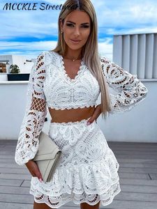 Tweedelige jurk sexy kant holle damesset elegant geborduurd pofmouwen crop top geplooide minirok 2-delige zomer damesset J240202