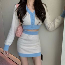 Robe de deux pièces Printemps Automne Pull Jupe Ensembles Doux Vcou Contraste Couleur Cardigan Crop Top Mini Jupe Moulante Deux Pièces Ensemble Costume Tricoté 220906