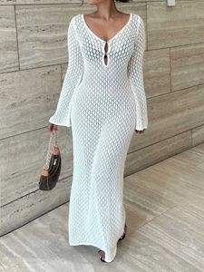 Tweede stuk jurk Tossy witte gebreide mode deksel maxi vrouwelijke doorzichtige v-neck holle out strand vakantie gebreide kleding met backless Q240511