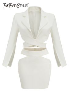 Tweedelige jurk TWOTWINSTYLE Sexy mode tweedelige set Dames V-hals met lange mouwen Tops Hoge taille Minirokken Slanke uitgesneden sets Dames 230225