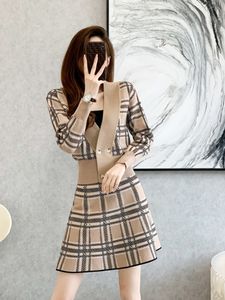Tweede stuk jurk vintage v-neck plaid short gebreide vest high taille mini rokken tweedelig vrouwelijk mode zoete pak Korean herfst 230422