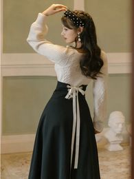 Tweedelige jurk Winter dames tweedelige set Vintage witte lange mouw trui zwarte bandage maxi rok pak elegante dame outfits 231031
