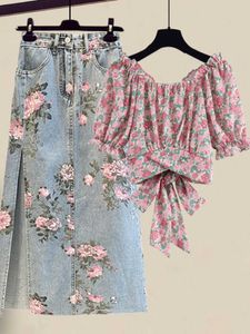 Vestido de dos piezas Mujer Verano Faldas con estampado de color rosa dulce Conjunto de dos piezas Manga de soplo coreana Vendaje Floral Top y abertura lateral Faldas de mezclilla retro Conjuntos P230517