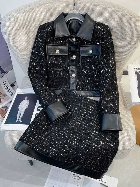 Robe à deux pièces Femmes Patchwork en cuir noir Decoration Two-Piece Sequin Decoration Small Perfume Windbreaker Cut Jacket Jacket + Mini Ski Suitc240407