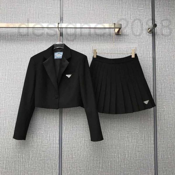 Deux pièces robe femmes ensemble jupe designer costume cardigan petite costumes jupes courtes deux pièces mode métal triangle femmes ensembles H51Y