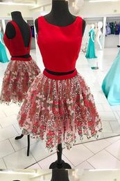 Twee stuk formele jurken homecoming bloemen applique geborduurde gedrukte juweel backless korte prom jurk rode homecoming jurk goedkoop voor meisjes