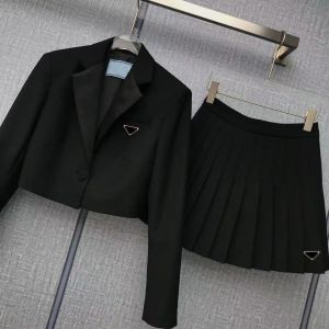 tweedelige set voor dames Dames trainingspakken Designer Damessets korte jas + plooirok Tweedelige outfit Shorts Pak Overhemden Toppakken S-XL