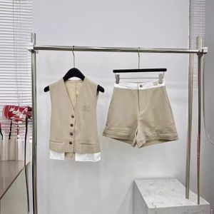 Tweede stuk set miumm kleding zomer nieuwe geborduurde letterstijl pendelende stijl pak vest rechte shorts set