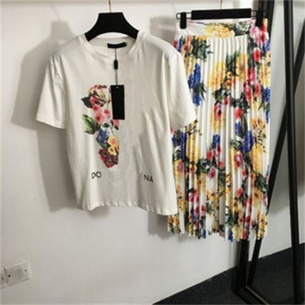 Conjunto de dos piezas Conjunto de falda de diseñador para mujer Nuevo estampado de flores de colores Camiseta de manga corta Temperamento Cintura alta Falda plisada media falda Estilo de ocio callejero Trajes para mujer