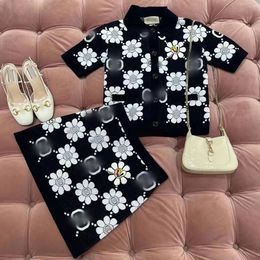 Set de dos piezas Sweater Sweater Sweater Sweet Sets Polo Collar Sunflower Cardigan Hollow Out Corta de diseño para mujer Manga corta