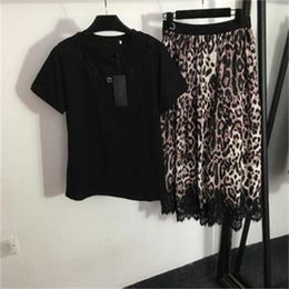 Tweedelige zomerjurk dames luipaardrokken met korte mouwen en kanten randontwerp T-shirt sexy luipaarden print hoge taille halve rok designer dameskleding 55