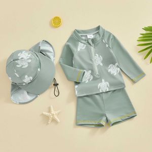 Two-pièces mignonne Ldren Boy Rush Protective Swimsuit Childrens Shower Suit Summer T-shirt à imprimé à manches longues avec short et chapeau Swimsuit H240508