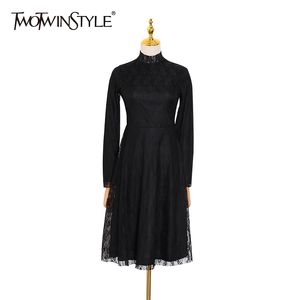 TWOTWINSTYLE noir Patchwork dentelle robe pour femmes col montant à manches longues taille haute maille robes femme mode vêtements 210517