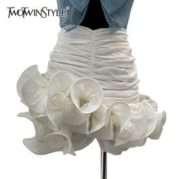 Jupe blanche décontractée twotwinstyle pour les femmes hautes patchworks asymétriques ruchées mini jupes féminines de mode d'été 240410