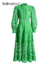 Twotwinstyle Vestido verde para mujeres Collar manga larga Corte de cintura alta cortadas midi sólidas ropa de otoño 240416