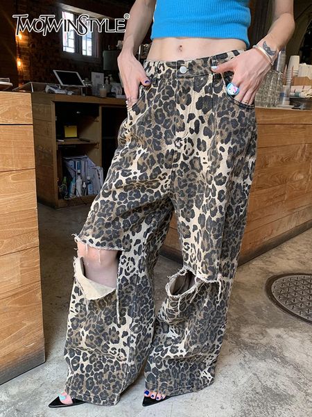 Twotwinstyle Leopard Ripped Jam Le jambe large pour les femmes High Taist Patchwork Button Fashion Fashion Denim Pant féminin Vêtements 240506