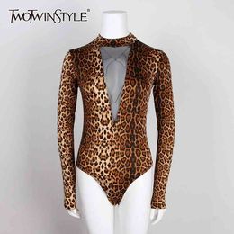 Twotwinstyle Sexy Gedrukt Luipaard Bodysuit voor Vrouwen Stand Kraag Lange Mouw Hol Slanke Jumpsuits Vrouwelijke Mode Zomer 210517
