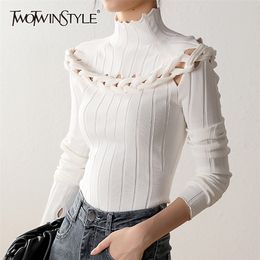 TWOTWINSTYLE Slim Twist Kink Sweater para mujer de cuello alto de manga larga ahueca hacia fuera Sexy Tops de punto moda femenina nueva ropa 201223