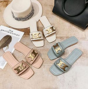 TX004 Zomer mode platte vrouwen slippers met metalen decoratie witblauw roze PU lederen sandalen voor buiten dragen flip flops 2 paren