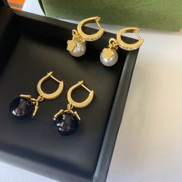 Pendientes de perlas chapados en oro de 14K en forma de U, diseñador de marca de lujo para mujer, pendientes simples de perlas blancas y negras, joyería de boda